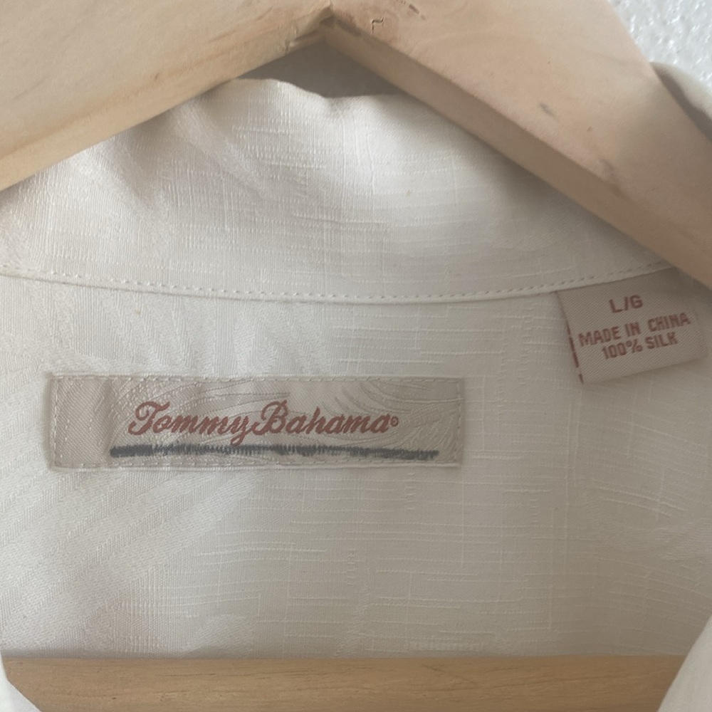 Tommy Bahama short sleeve, button from silk shirt. - Picture 3 of 4